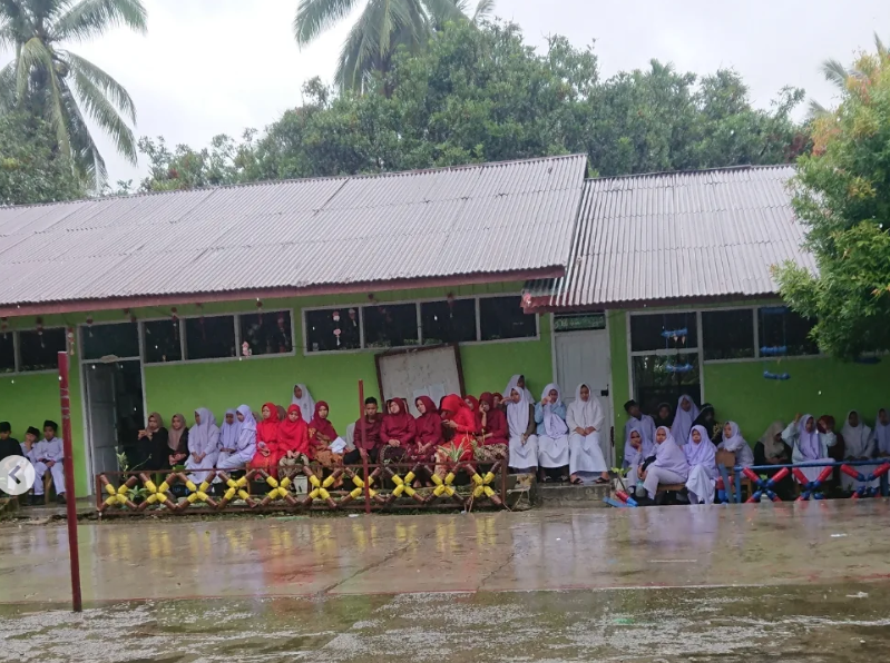 Semangat Peringatan Hari Guru Nasional di MA dan MTs Al-Ahliyah Al-Islamiyah Aek Badak Meski Diterpa Hujan